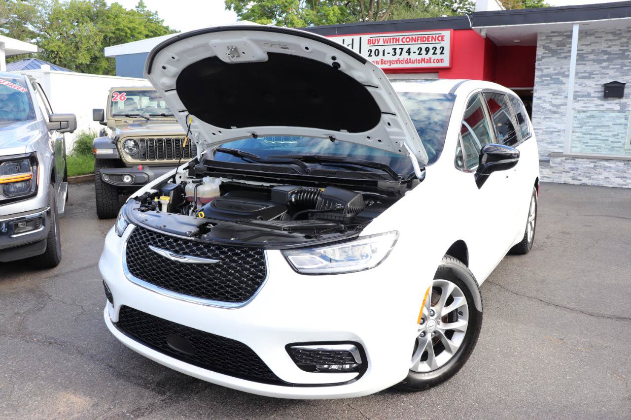Used 2026 Chrysler Pacifica Limited FWD image 60