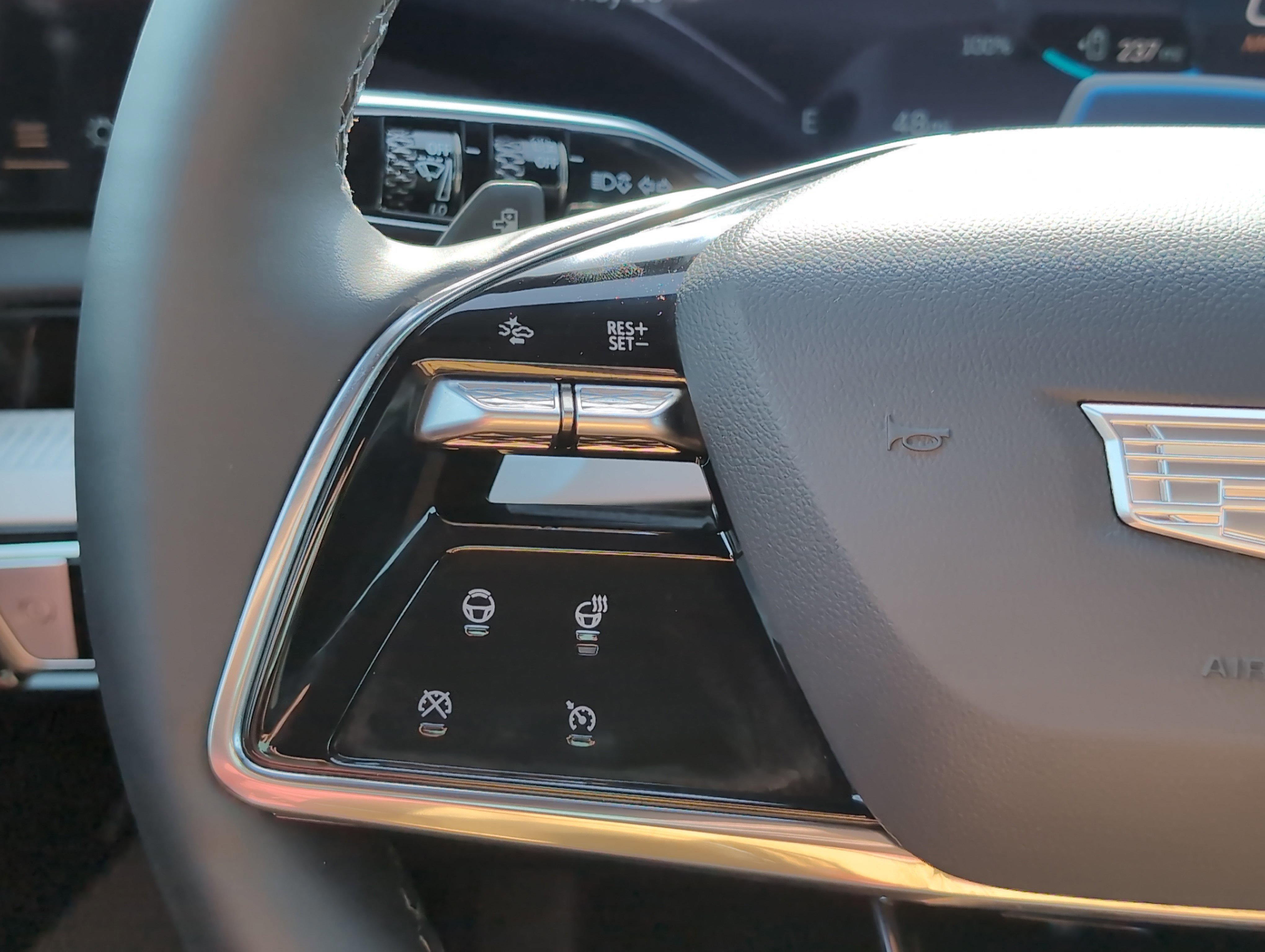 New 2025 Cadillac Optiq Luxury 1 image 22