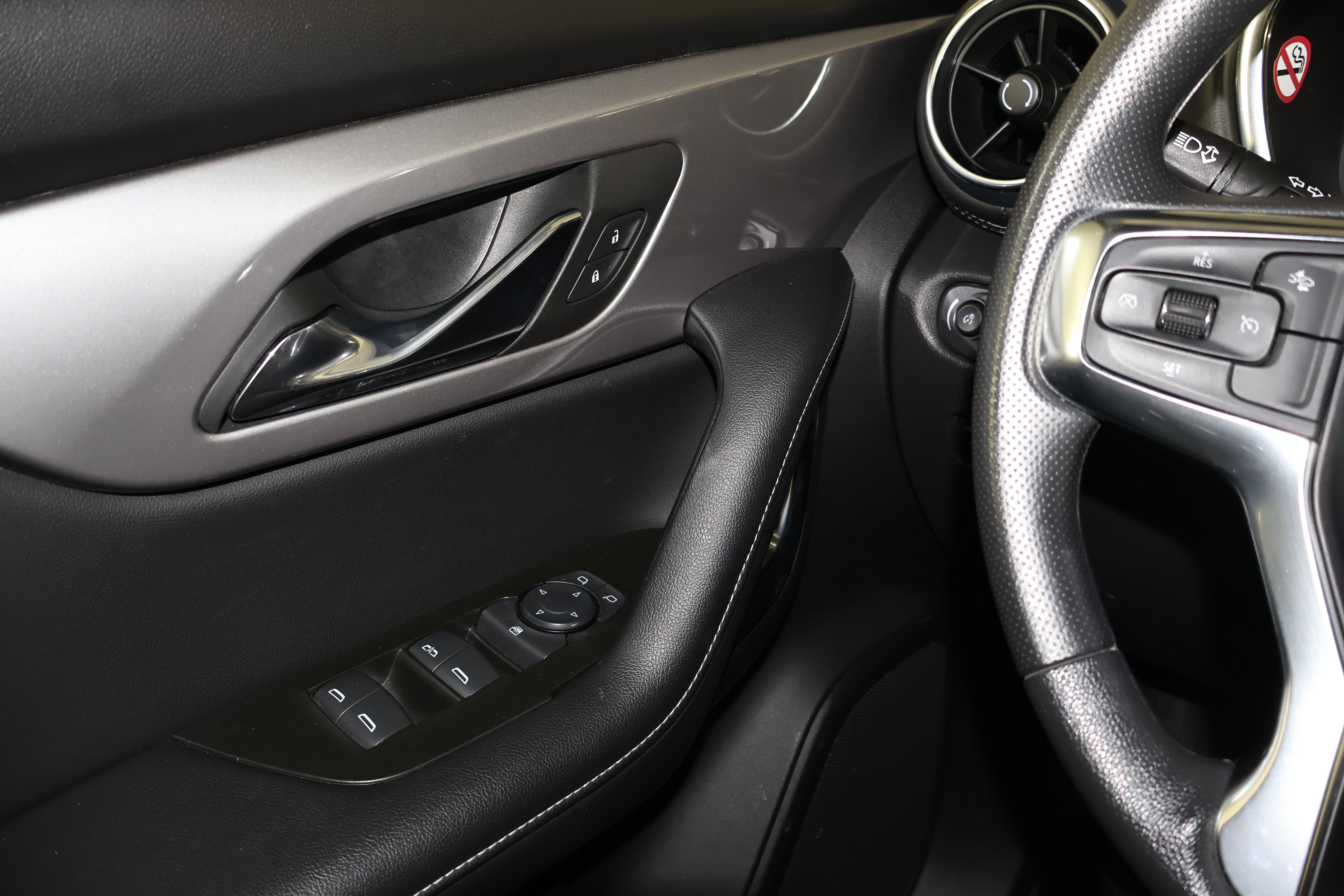 Used 2025 Chevrolet Blazer LT image 32