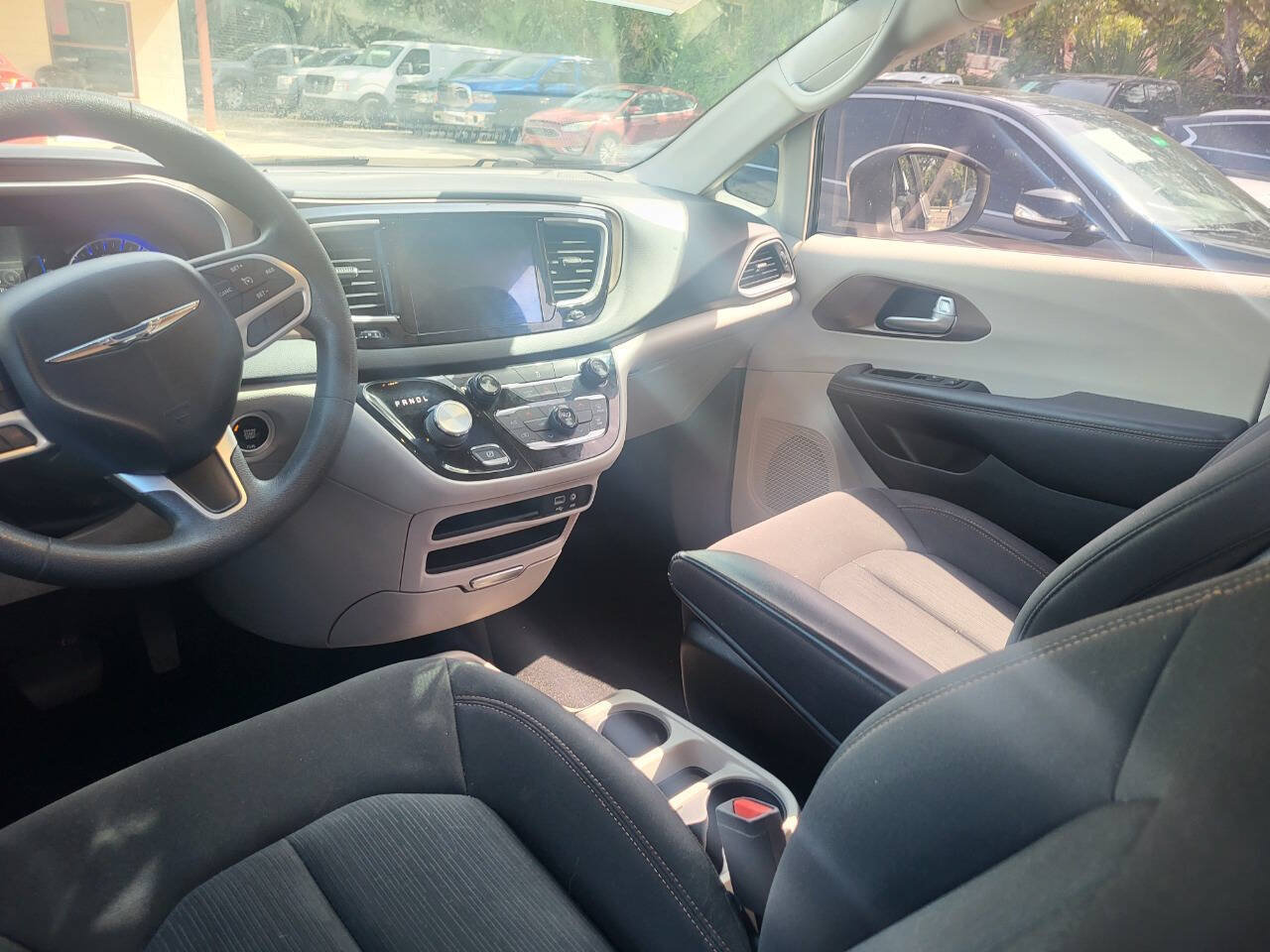 Used 2017 Chrysler Pacifica Touring w/ Tire & Wheel Group FWD image 57