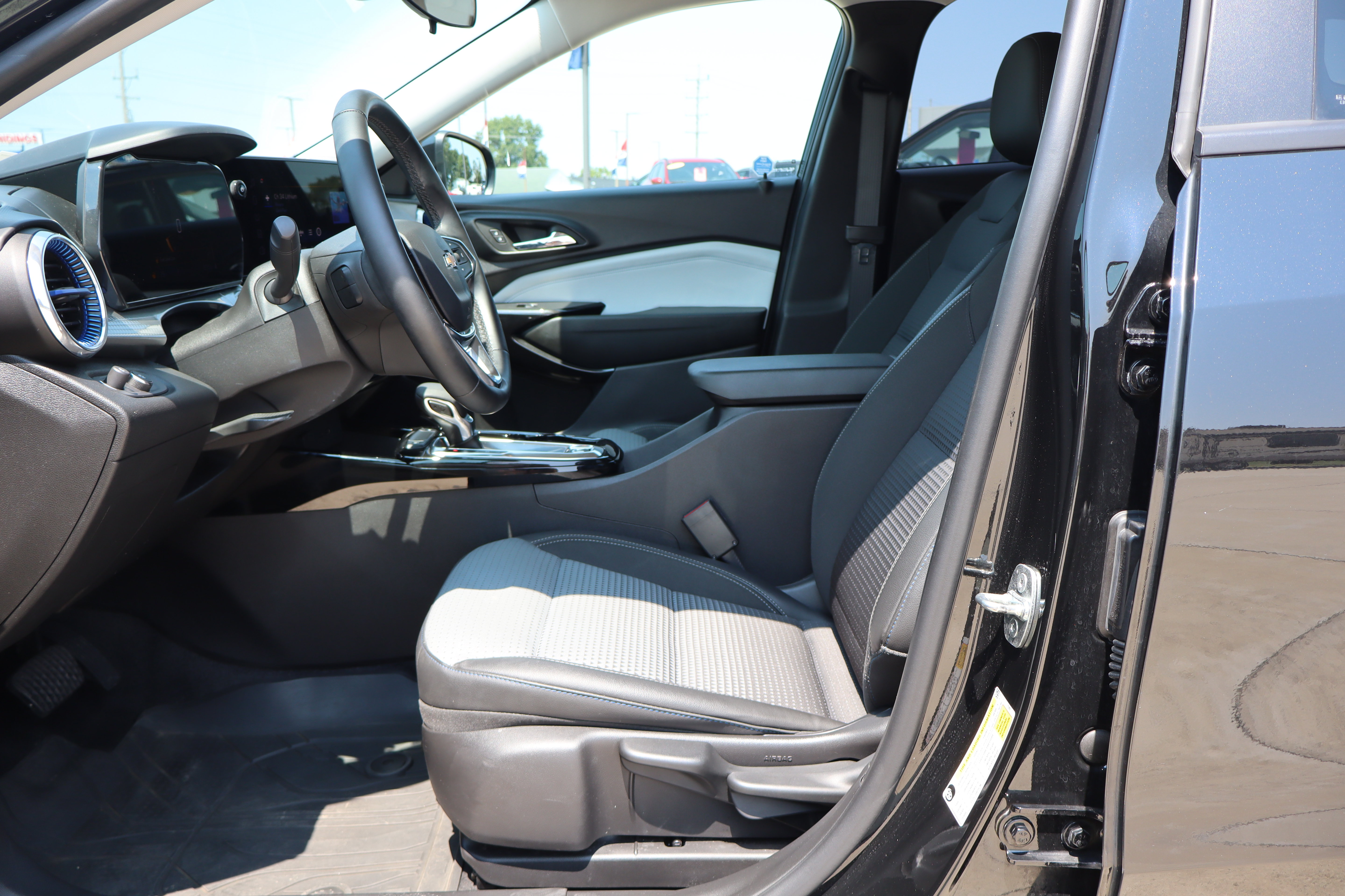 Used 2024 Chevrolet Trax LT w/ Driver Confidence Package FWD image 9