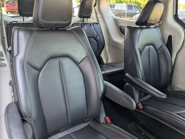 Used 2023 Chrysler Pacifica Touring-L FWD image 30