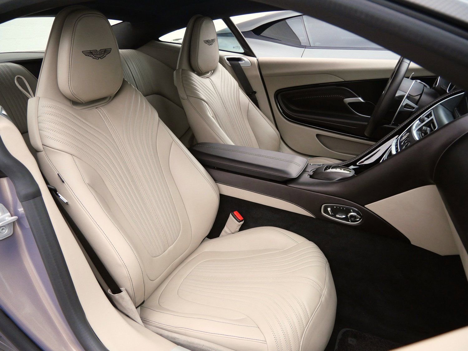 Used 2023 Aston Martin DB11 Coupe image 12