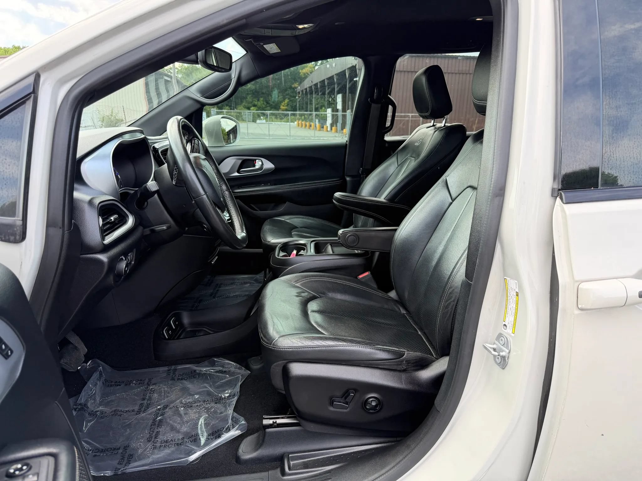 Used 2020 Chrysler Pacifica Touring-L w/ S Appearance Package FWD image 9