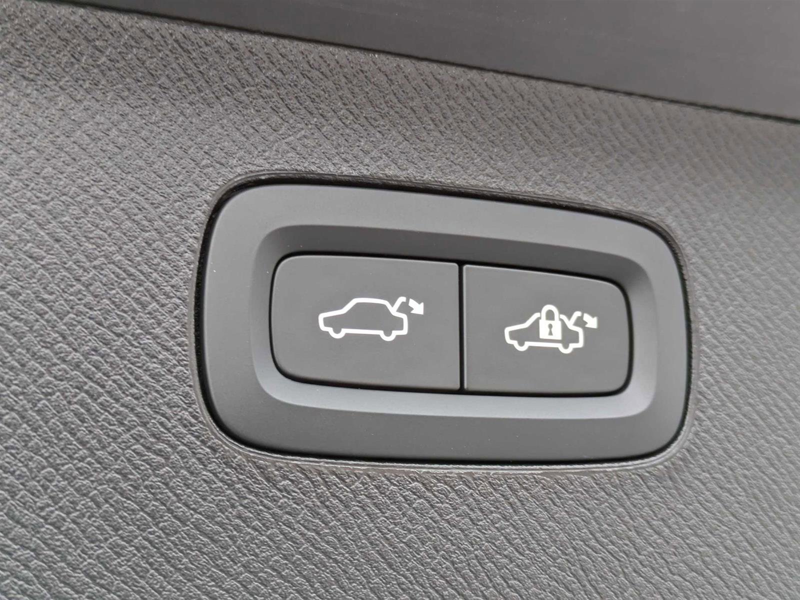 New 2024 Volvo XC90 T8 Plus image 40