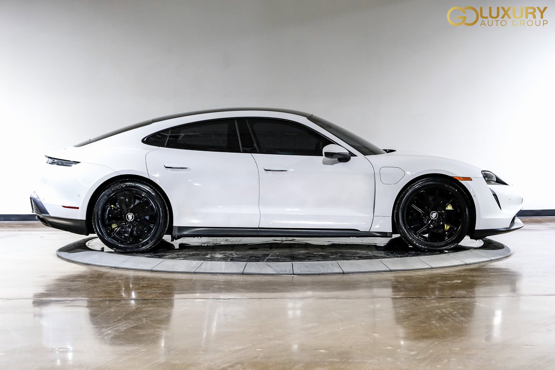 Used 2023 Porsche Taycan image 9