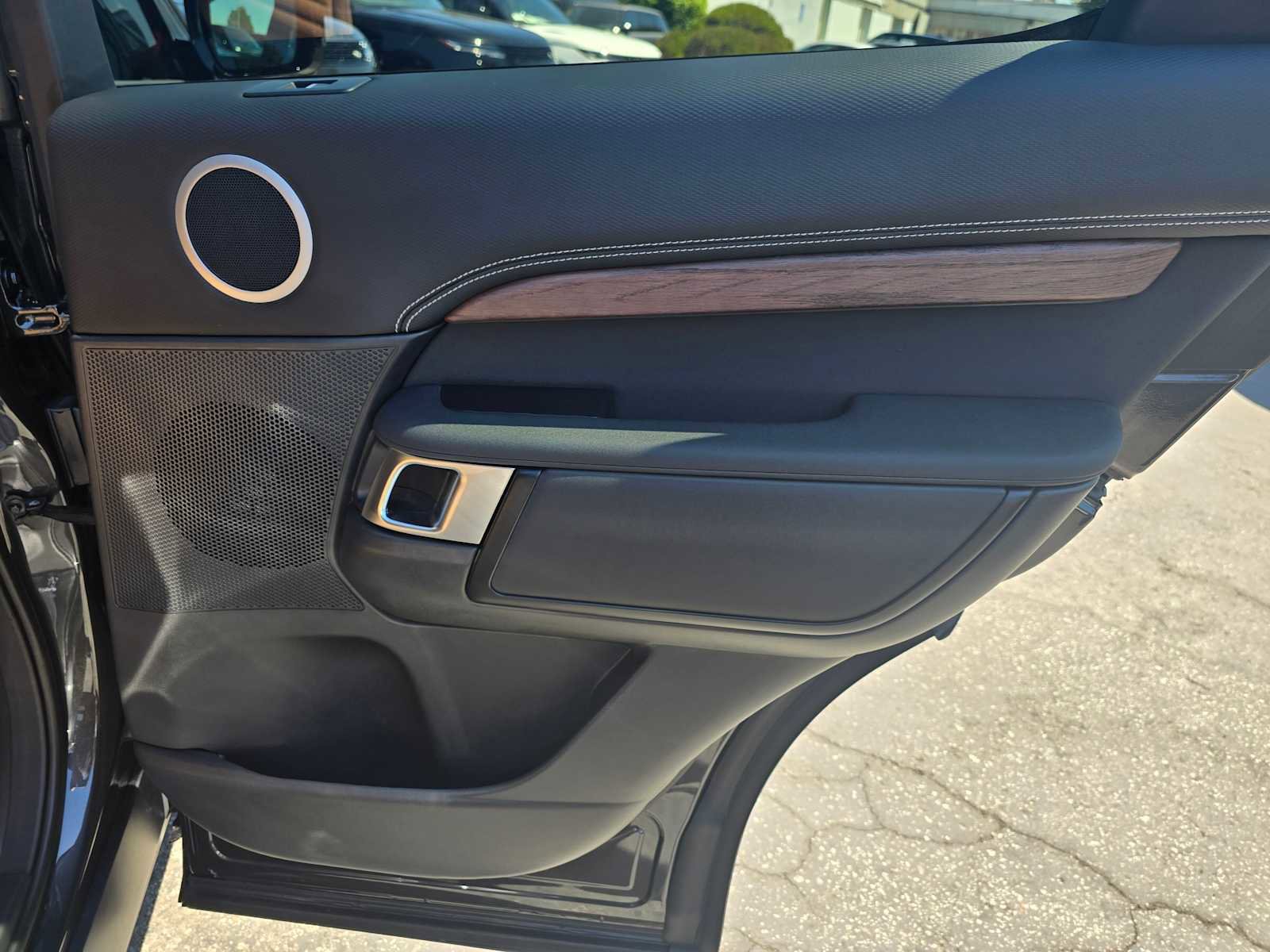 New 2025 Land Rover Discovery Dynamic SE image 13