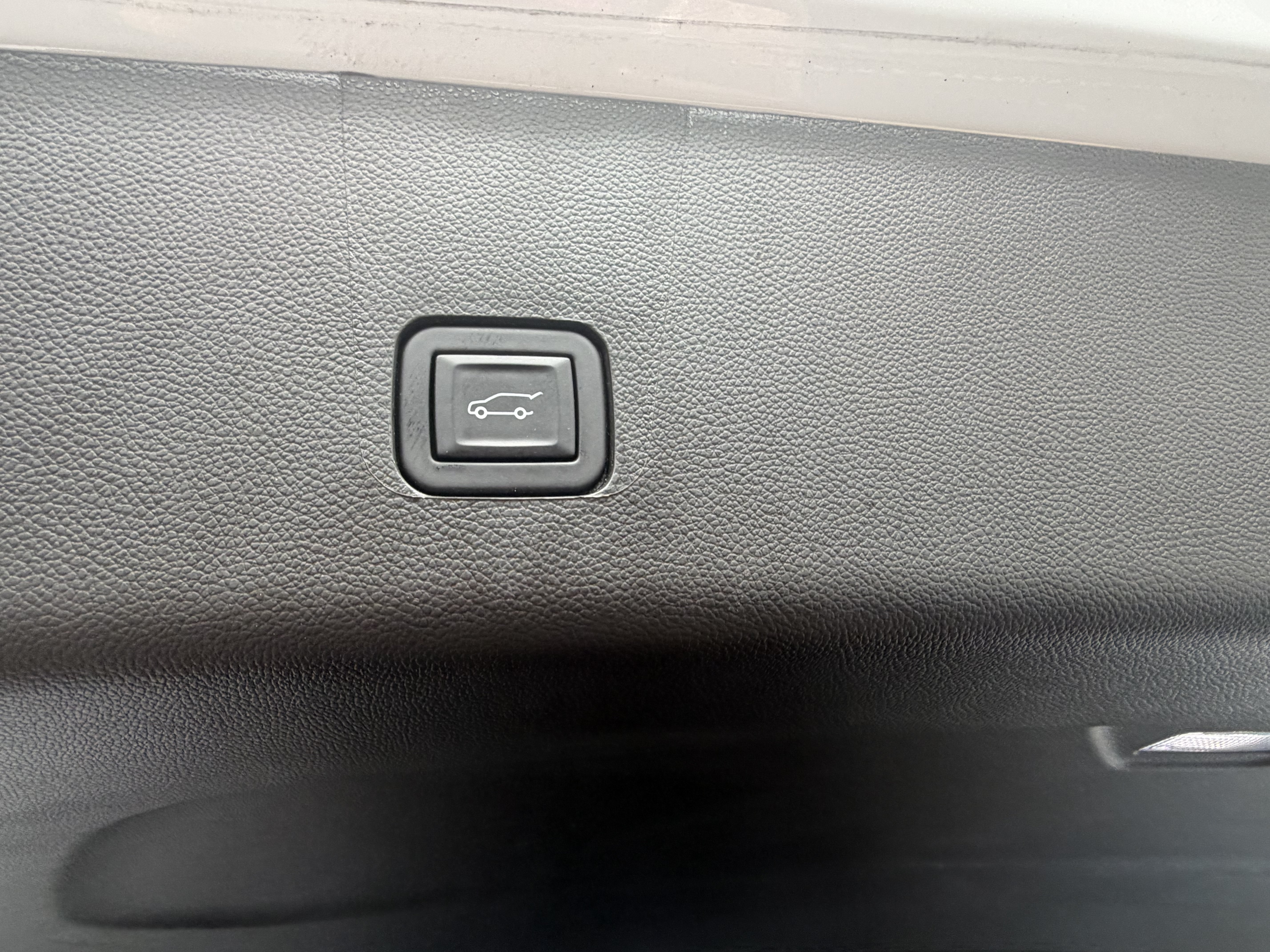 Used 2023 Chevrolet Traverse LT w/ LT Premium Package AWD/4WD image 18