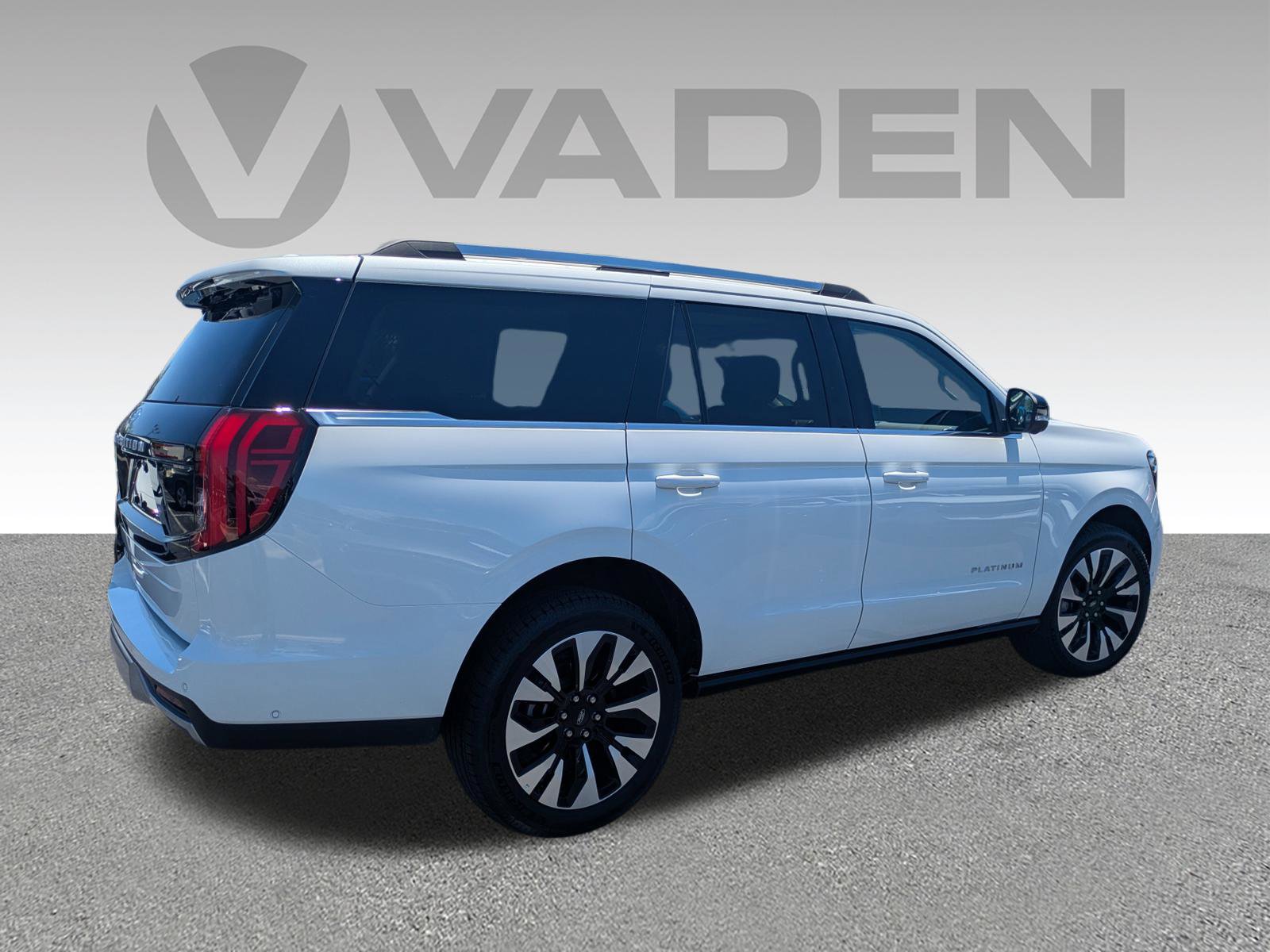 Used 2025 Ford Expedition Platinum w/ Driver's Package AWD/4WD image 32