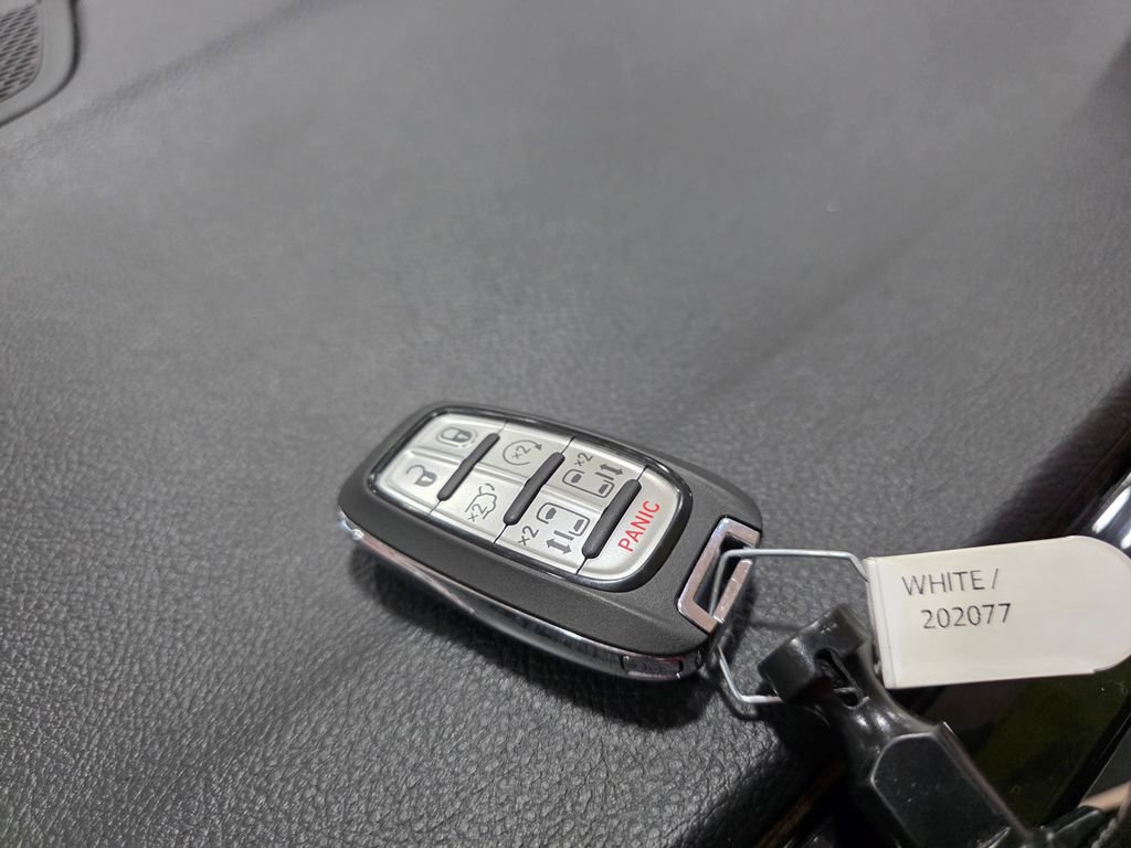 Used 2024 Chrysler Pacifica Limited image 23