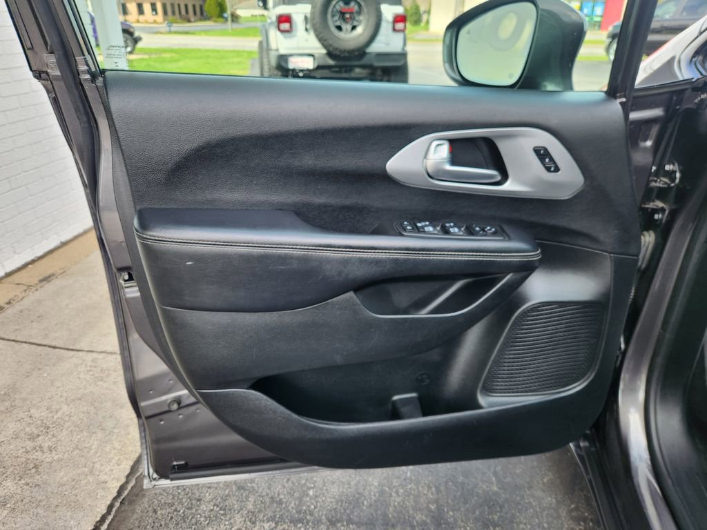 Used 2018 Chrysler Pacifica Limited w/ S Appearance Package image 23