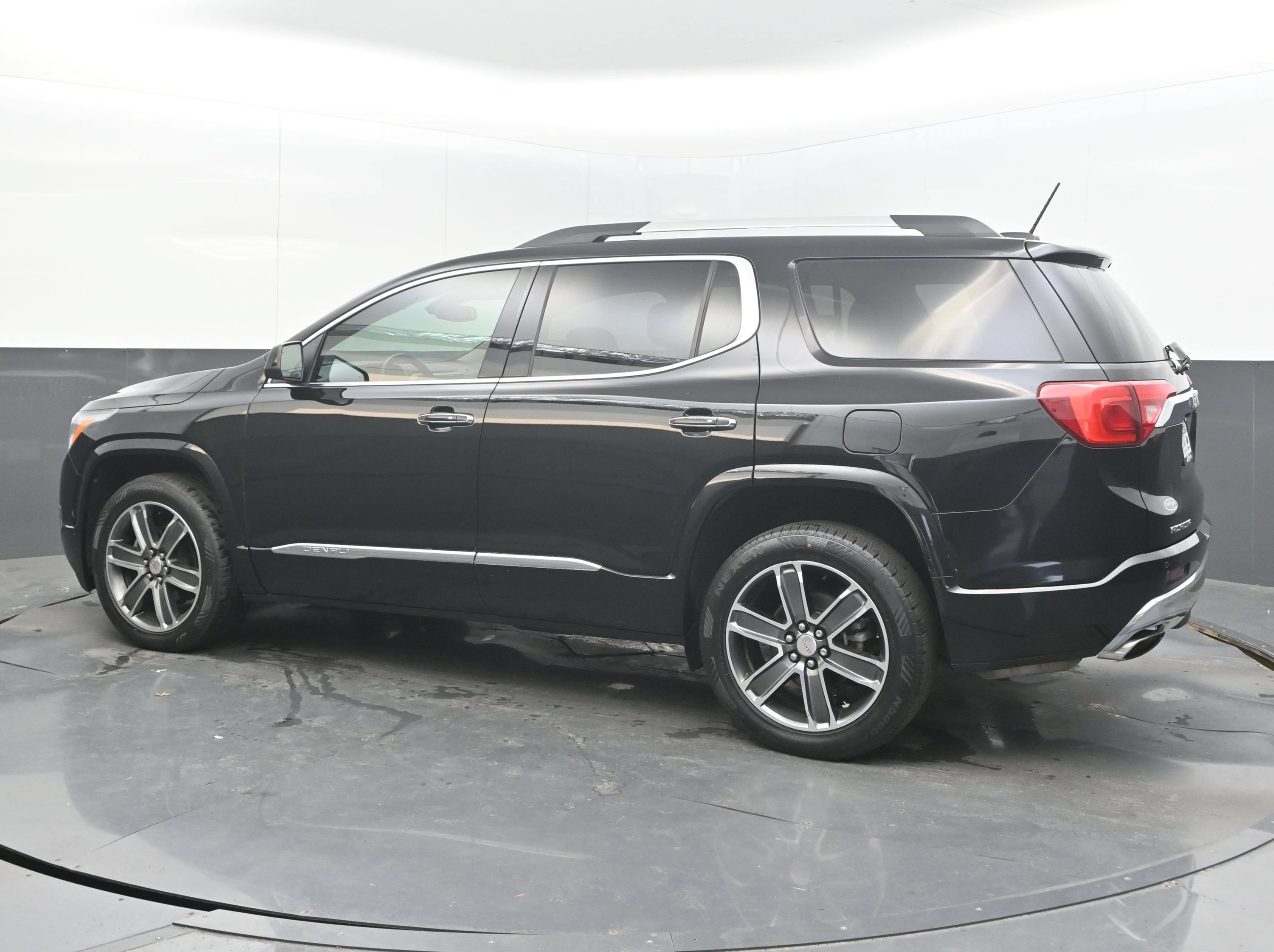 Used 2018 GMC Acadia Denali w/ Technology Package AWD/4WD image 7