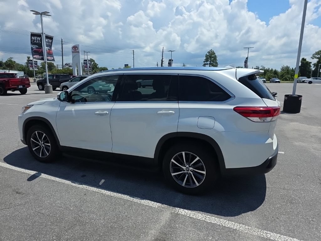 Used 2019 Toyota Highlander XLE FWD image 11