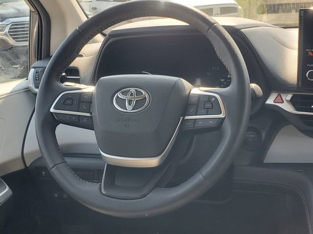 Used 2025 Toyota Sienna XLE FWD image 32