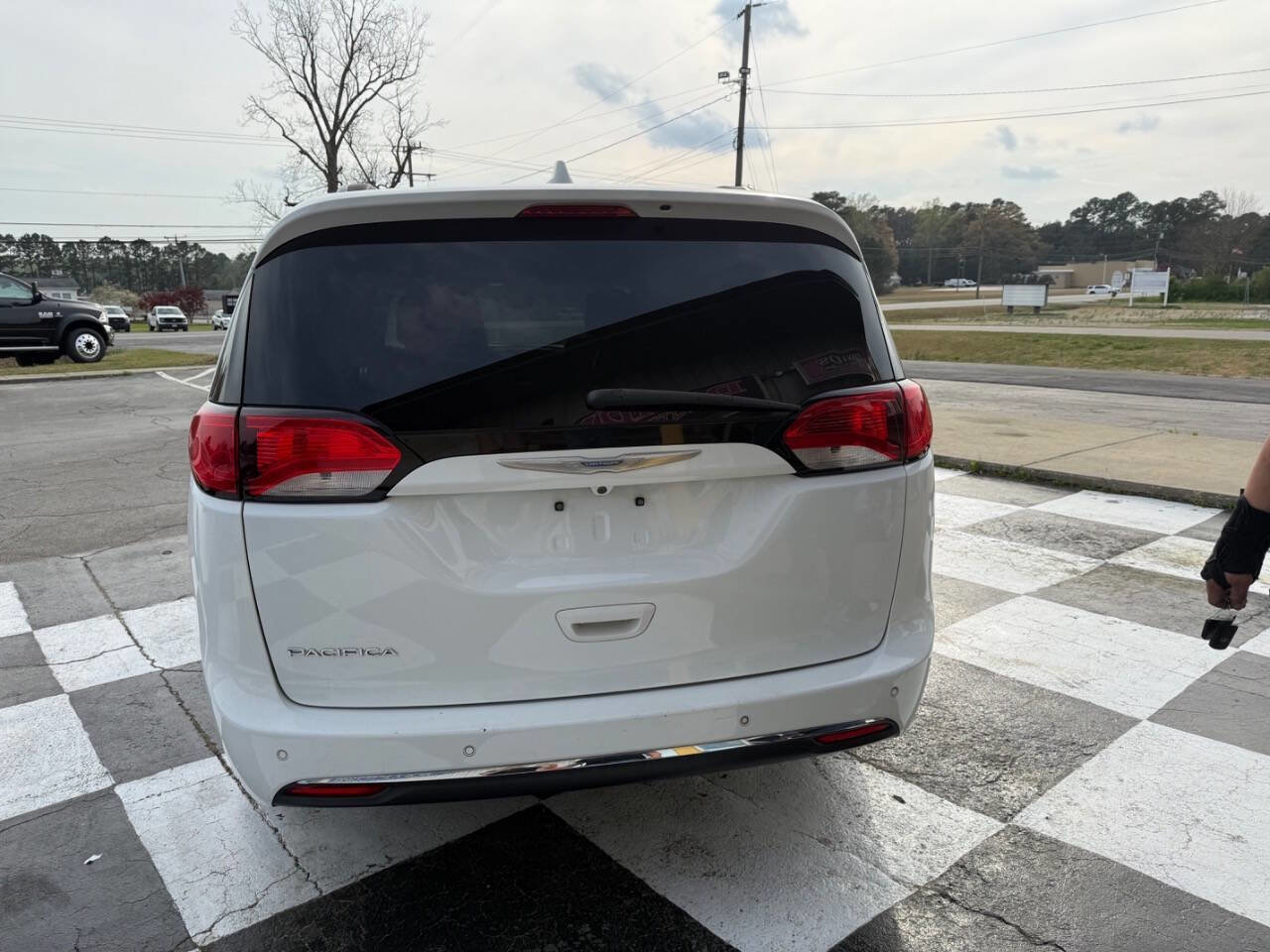 Used 2017 Chrysler Pacifica Touring-L image 6