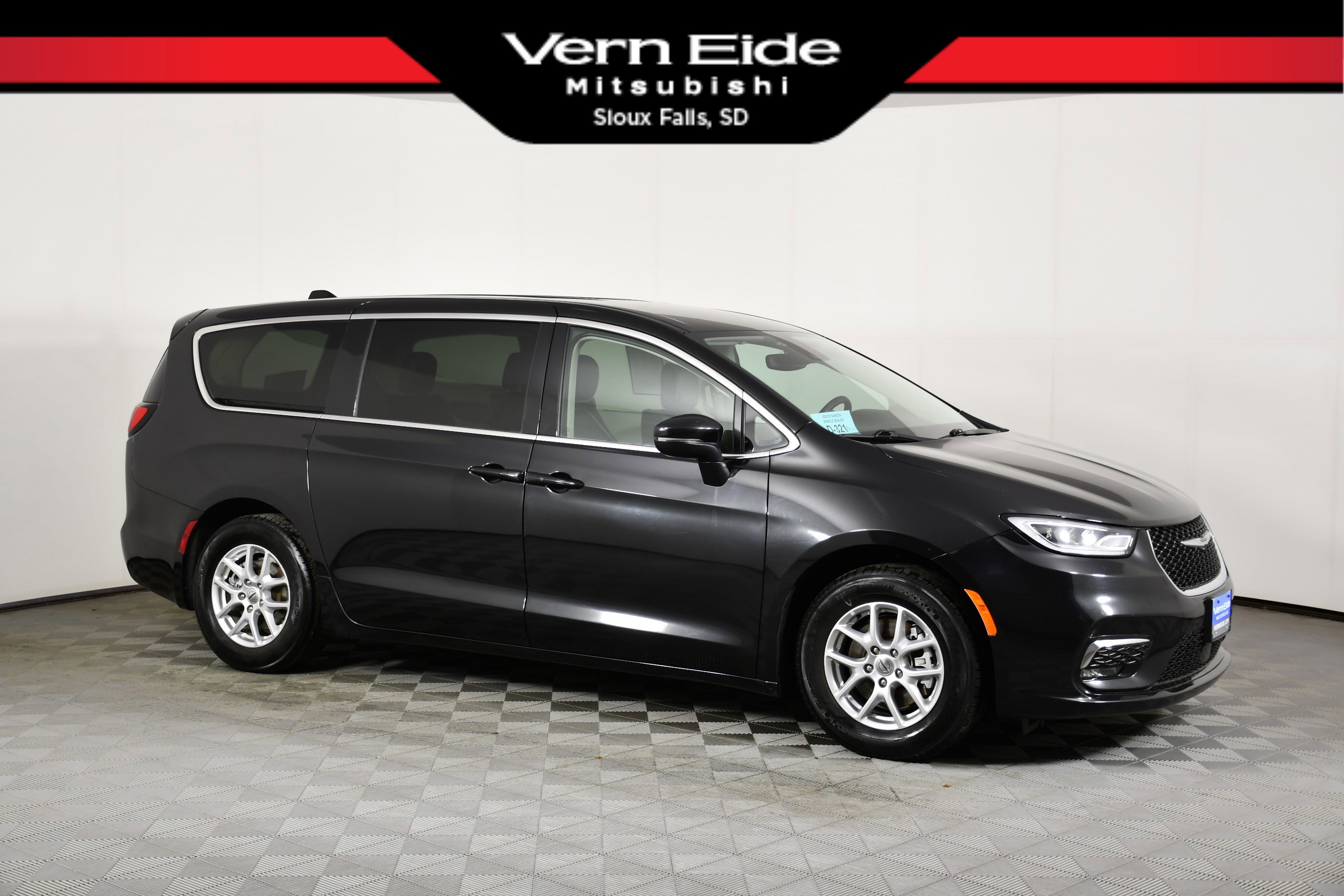 Used 2023 Chrysler Pacifica Touring-L image 1