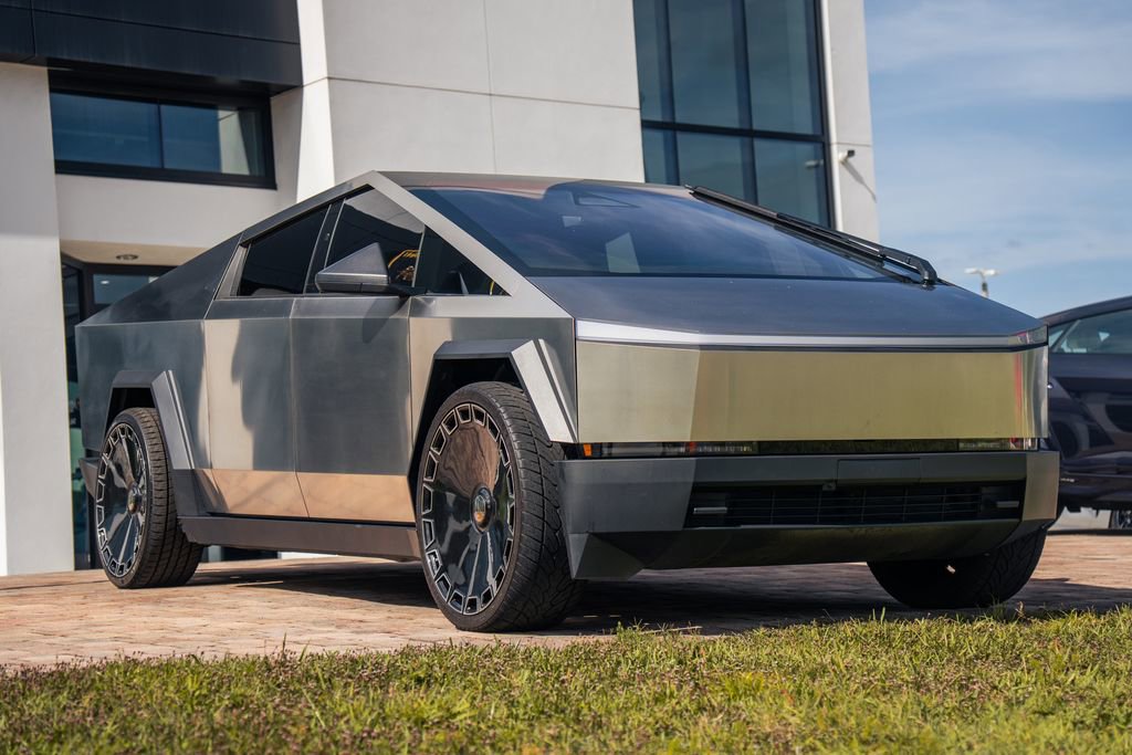 Used 2024 Tesla Cybertruck AWD Crew Cab image 7