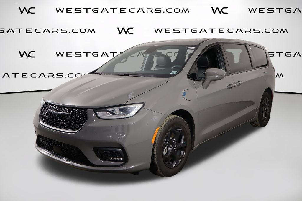 Used 2022 Chrysler Pacifica Limited w/ Uconnect Theater Family Group
