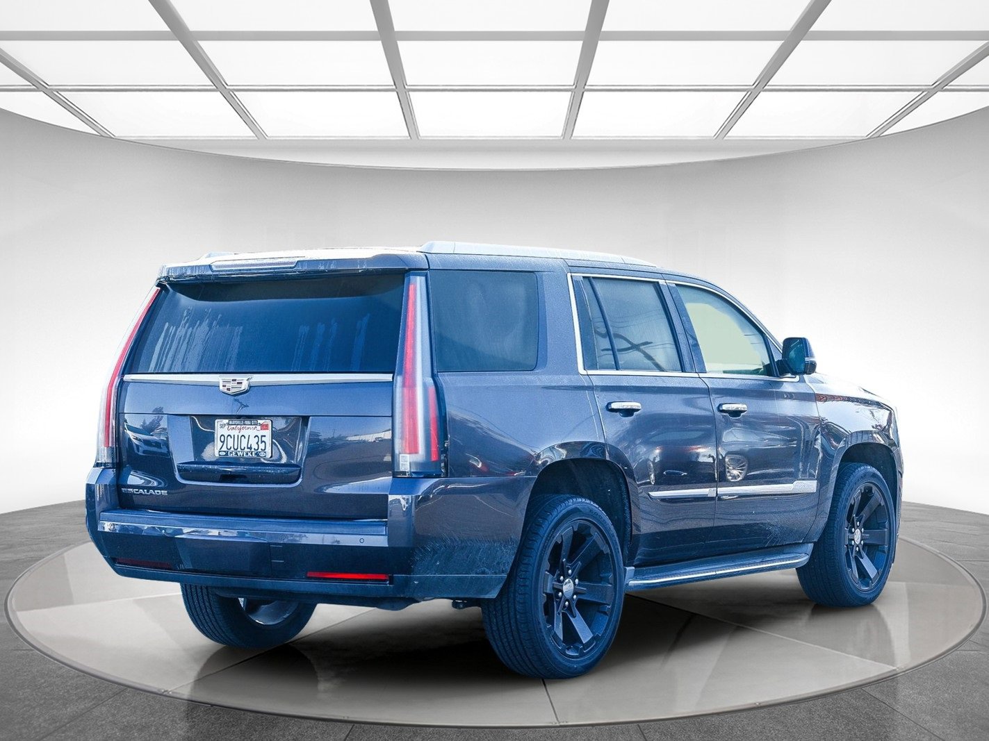 Used 2015 Cadillac Escalade Luxury image 3