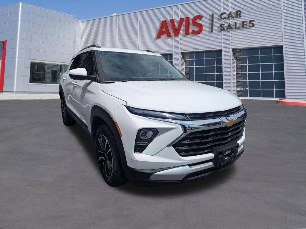 Used 2025 Chevrolet TrailBlazer LT AWD/4WD image 3