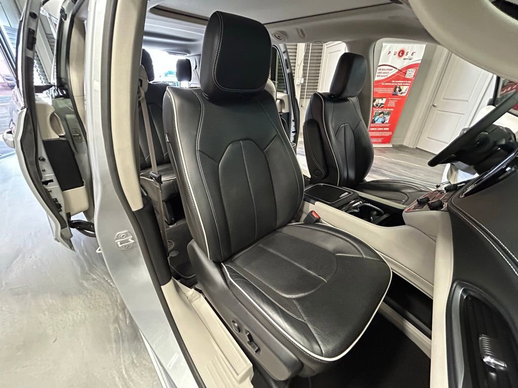 Used 2023 Chrysler Pacifica Limited image 3