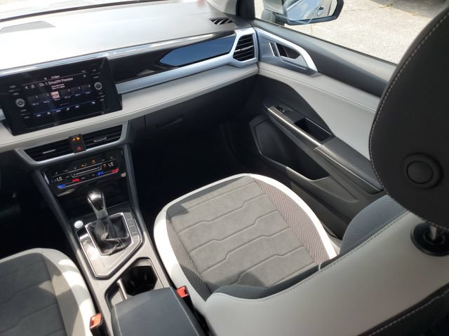 Certified 2025 Volkswagen Taos SE w/ Panoramic Sunroof Package FWD image 9