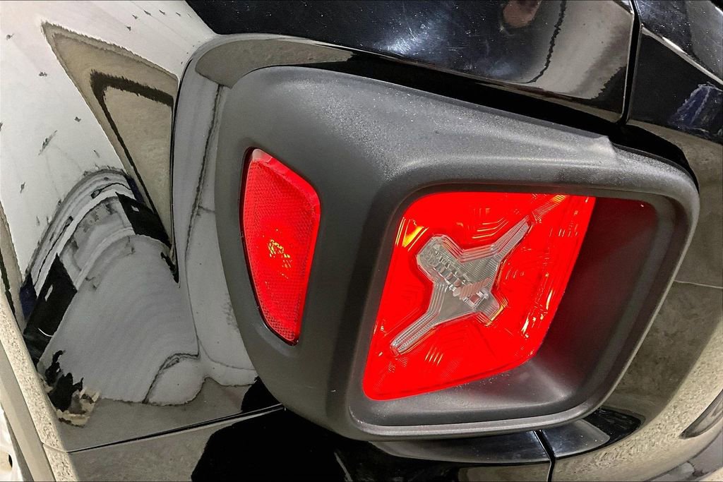 Used 2017 Jeep Renegade Latitude image 22