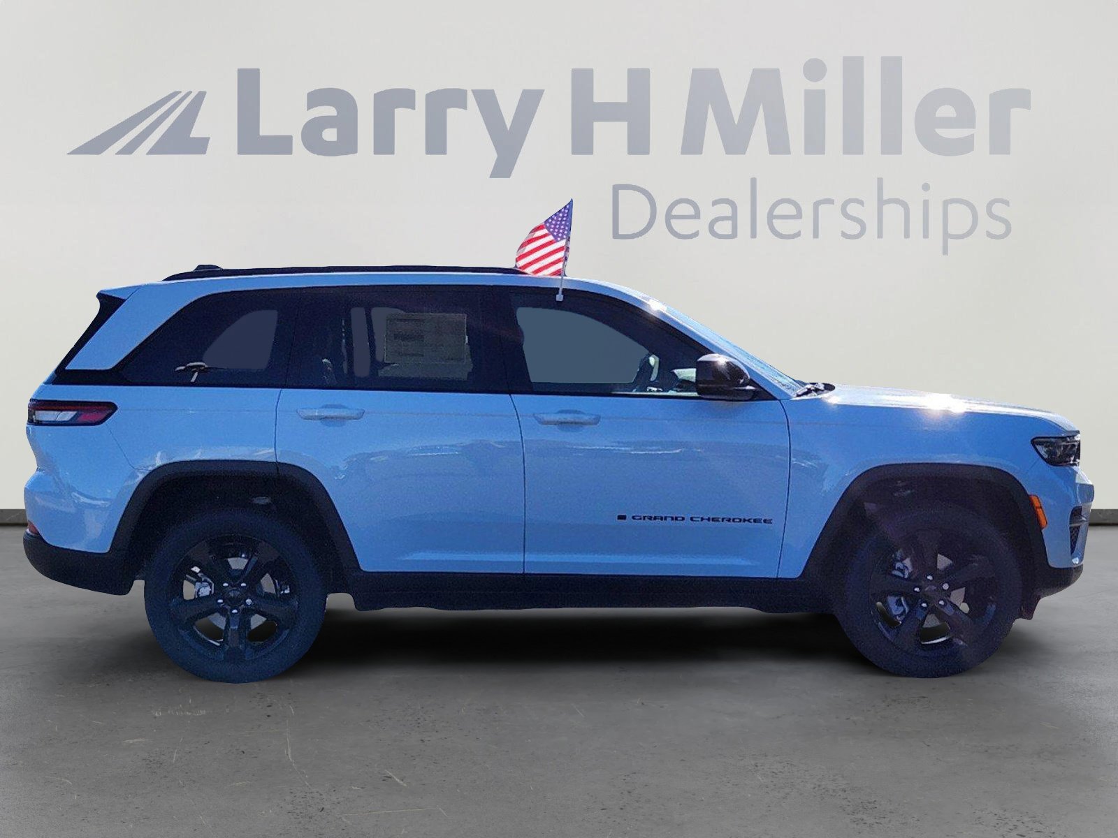 New 2025 Jeep Grand Cherokee Altitude image 4