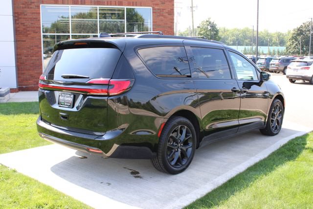 Used 2023 Chrysler Pacifica Touring-L w/ S Appearance Package AWD/4WD image 33