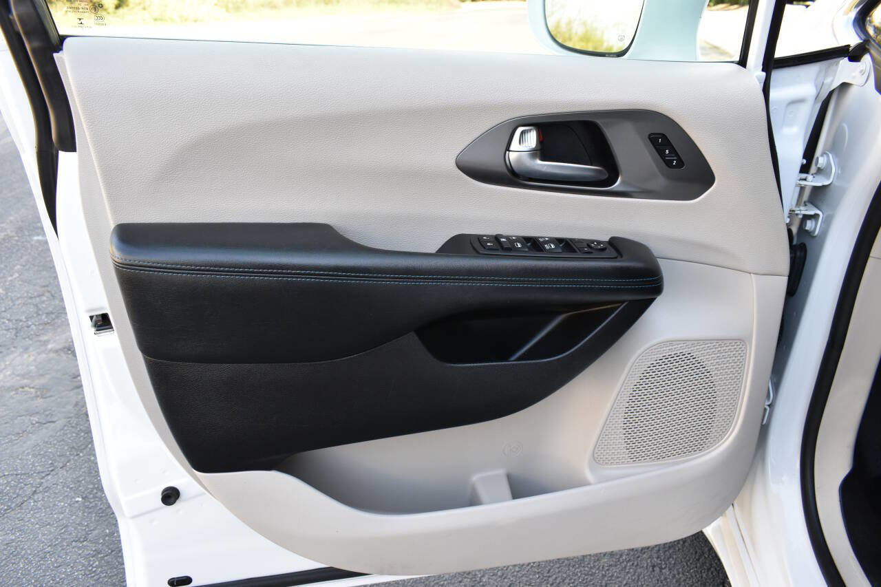 Used 2021 Chrysler Pacifica Touring-L image 19