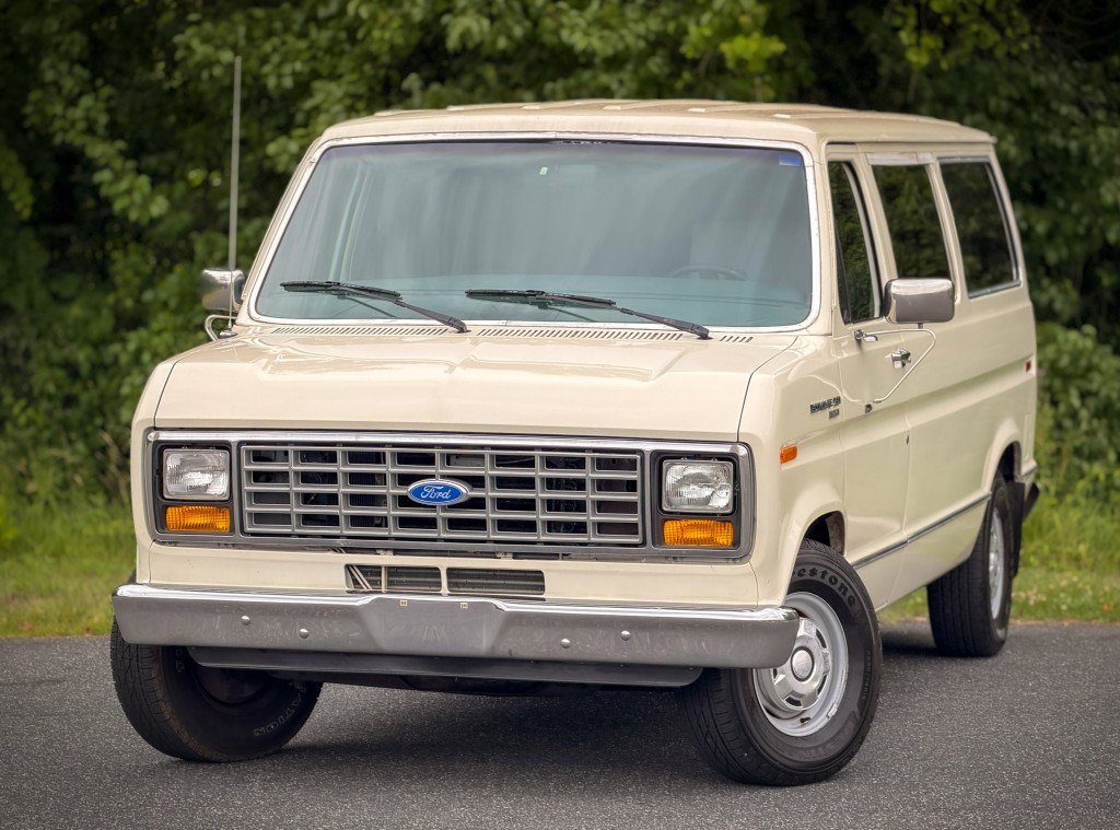 Used 1990 Ford E-150 and Econoline 150 RWD image 1