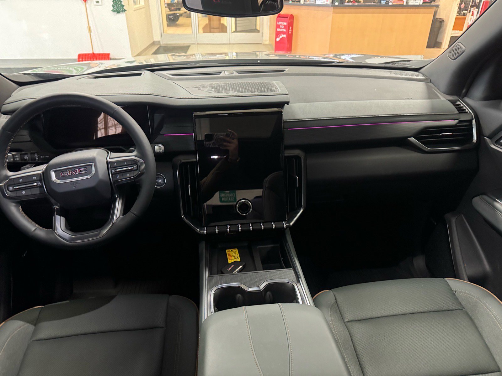 Used 2024 GMC Acadia AT4 w/ Luxury Package image 13