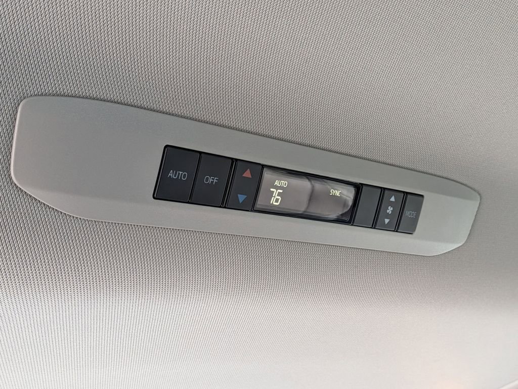 Used 2025 Toyota Sienna LE w/ LE Plus Package image 25