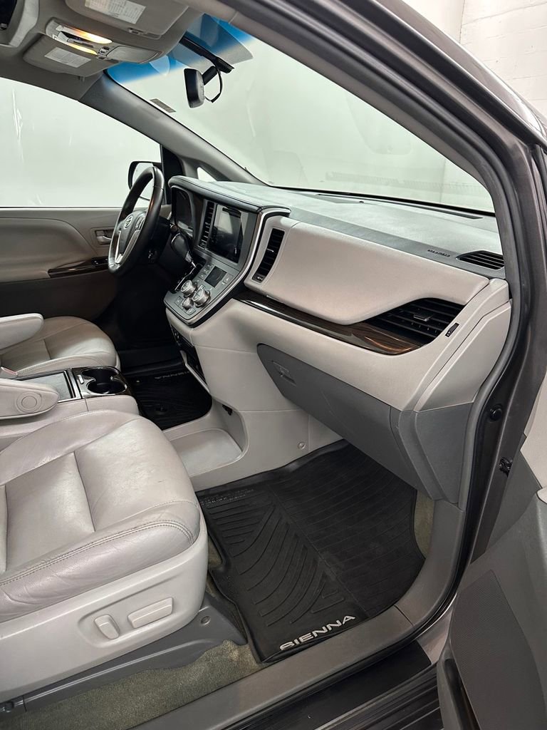 Used 2017 Toyota Sienna XLE Premium w/ Outdoor Package AWD/4WD image 35