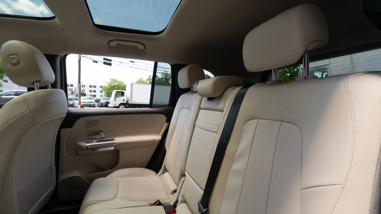 Used 2021 Mercedes-Benz GLB 250 4MATIC w/ Premium Package image 23