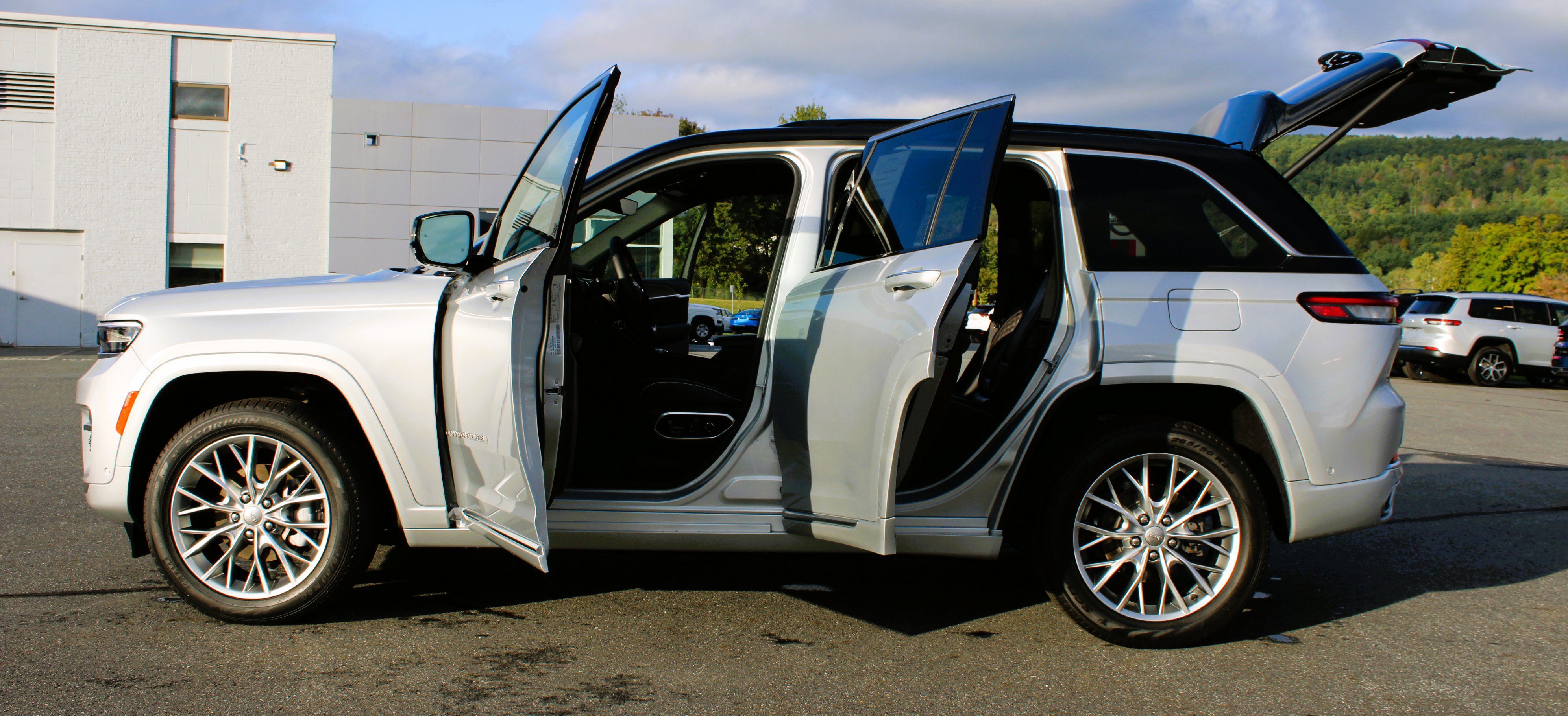 Used 2025 Jeep Grand Cherokee Summit w/ Luxury Tech Group V AWD/4WD image 20