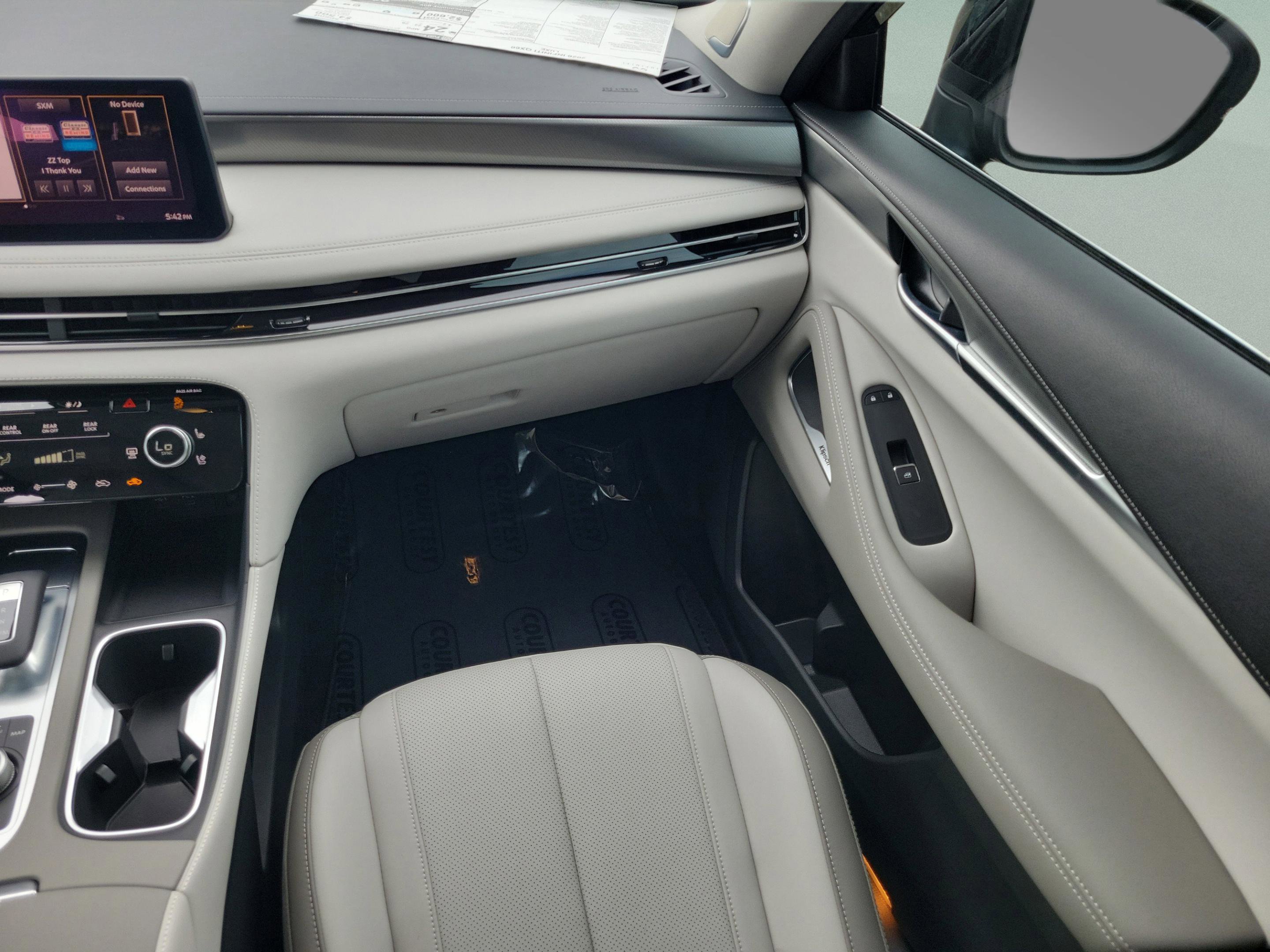 New 2026 INFINITI QX60 Luxe w/ Family Package image 9