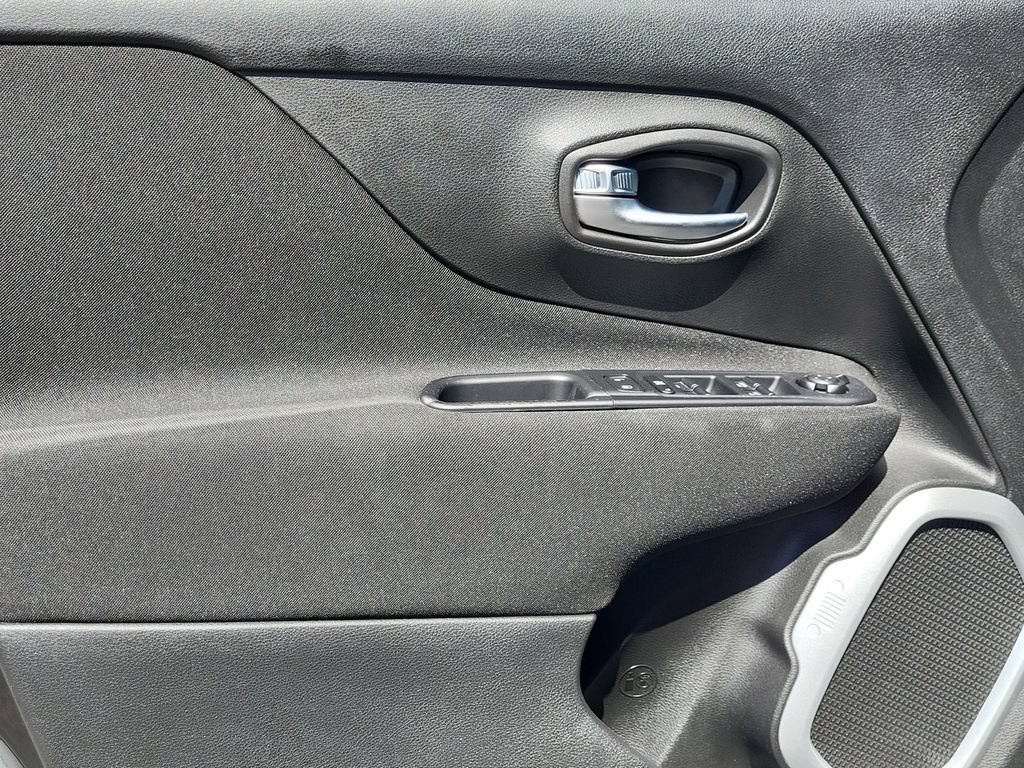Used 2019 Jeep Renegade Latitude w/ Cold Weather Group AWD/4WD image 10