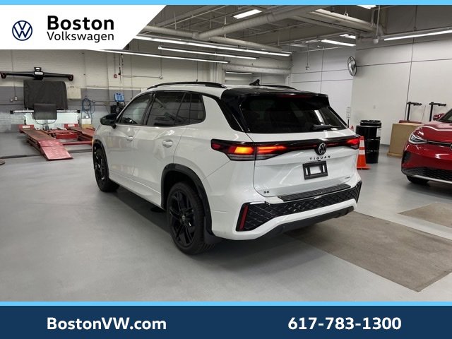 New 2025 Volkswagen Tiguan SE R-Line image 2