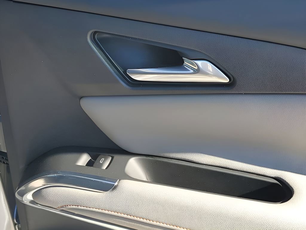 Used 2025 Chevrolet Traverse LT image 48