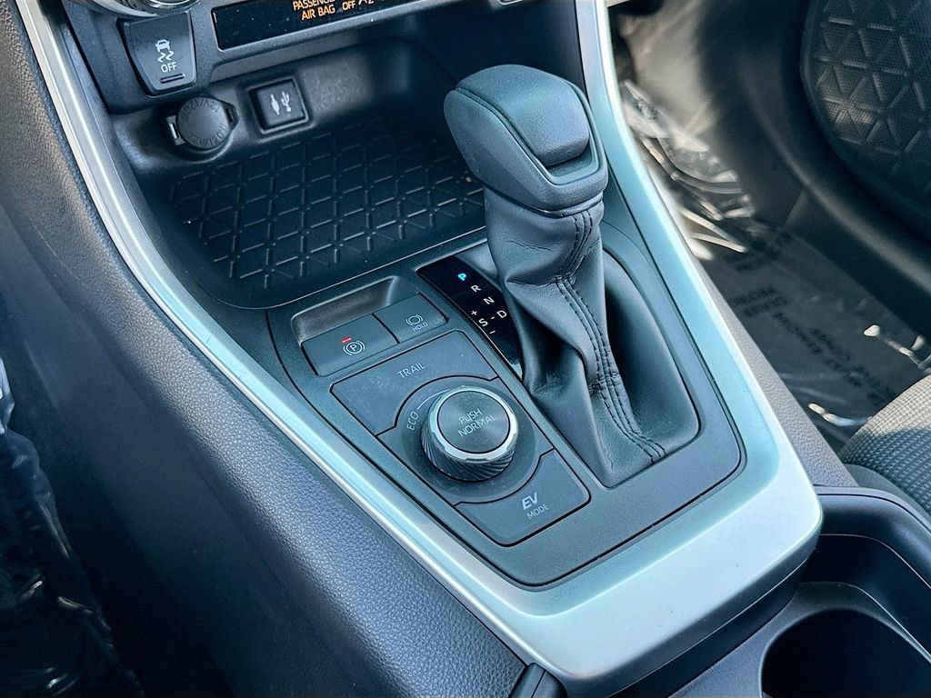 Used 2019 Toyota RAV4 LE w/ Carpet Mat Package AWD/4WD image 16