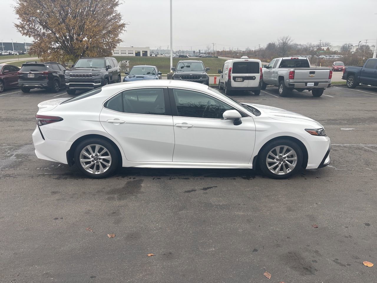 Used 2023 Toyota Camry SE image 2