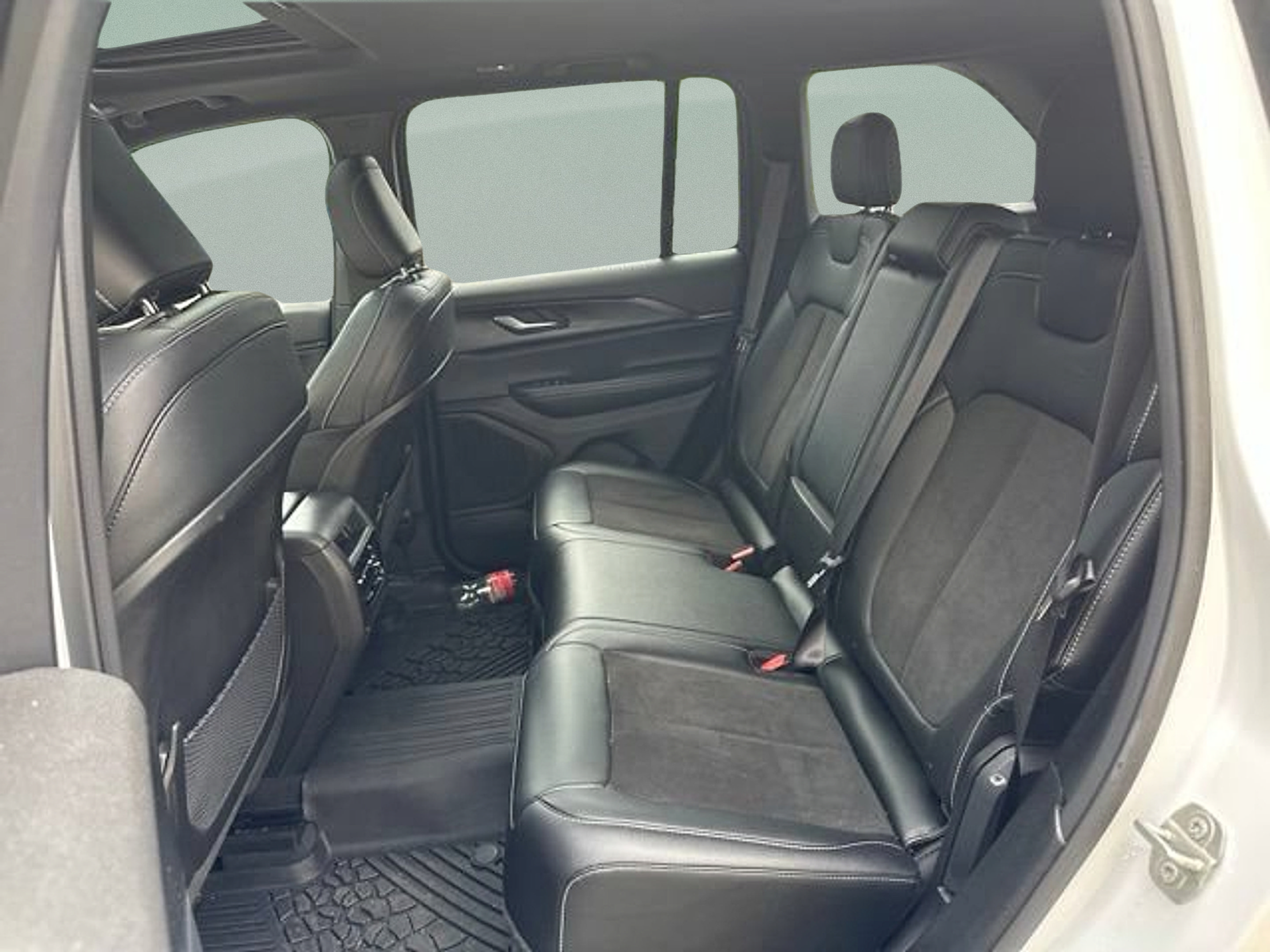 Certified 2023 Jeep Grand Cherokee Altitude AWD/4WD image 13