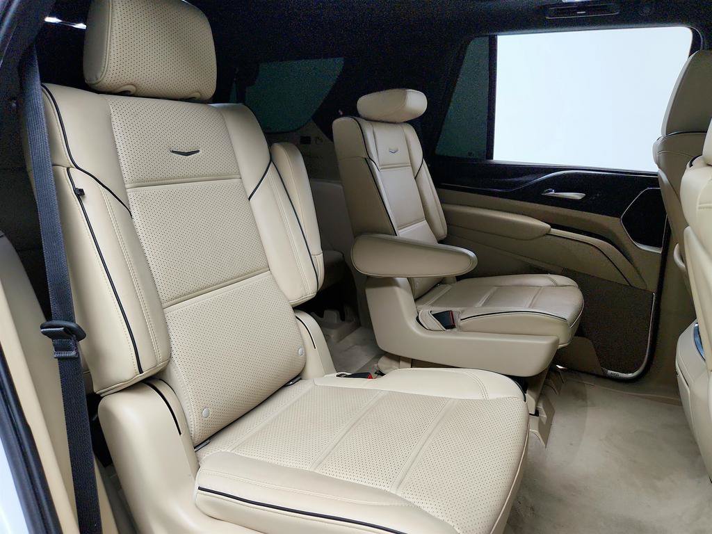 Used 2021 Cadillac Escalade Premium Luxury w/ LPO, Illumination Package AWD/4WD image 30