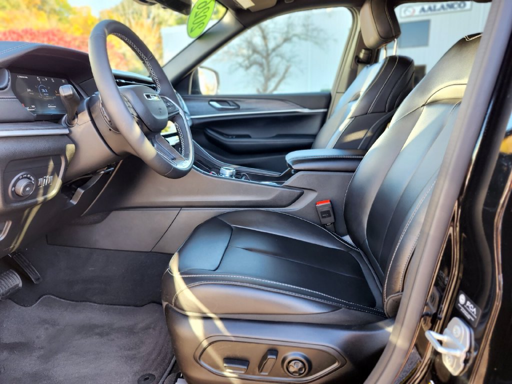 Used 2026 Jeep Grand Cherokee Limited AWD/4WD image 18