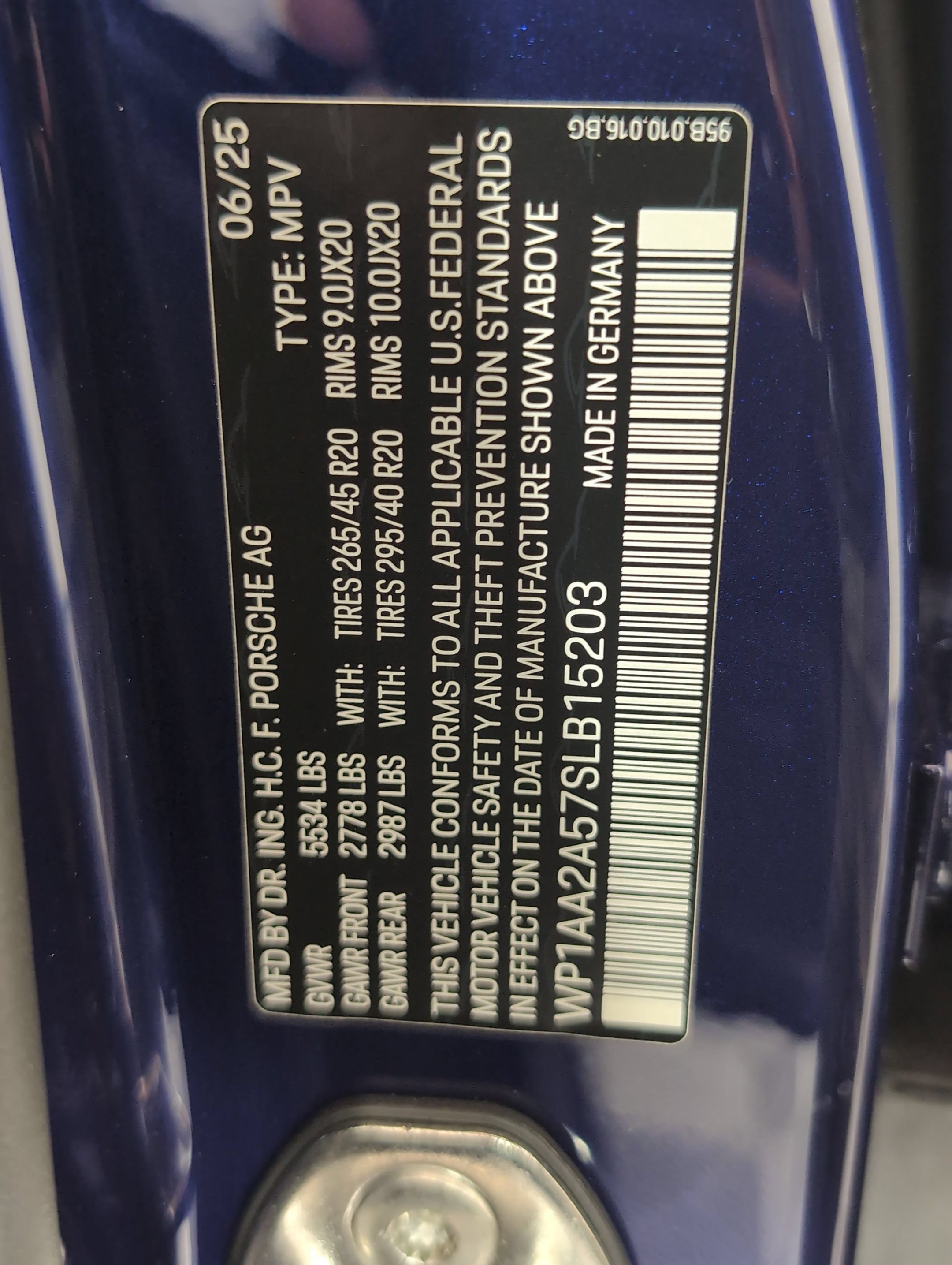 Certified 2025 Porsche Macan AWD/4WD image 30