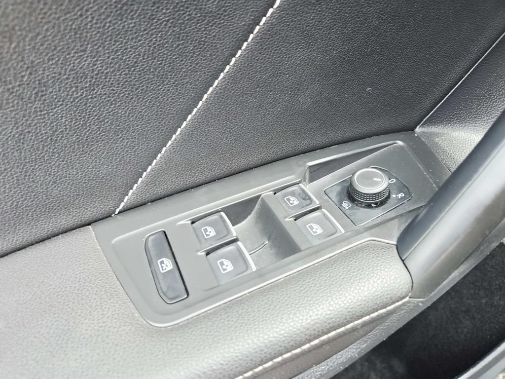 Used 2022 Volkswagen Tiguan SE AWD/4WD image 33