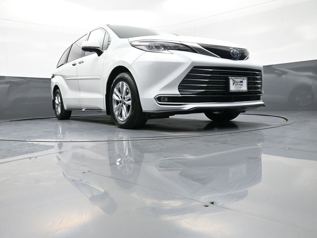 Certified 2025 Toyota Sienna Limited AWD/4WD image 30