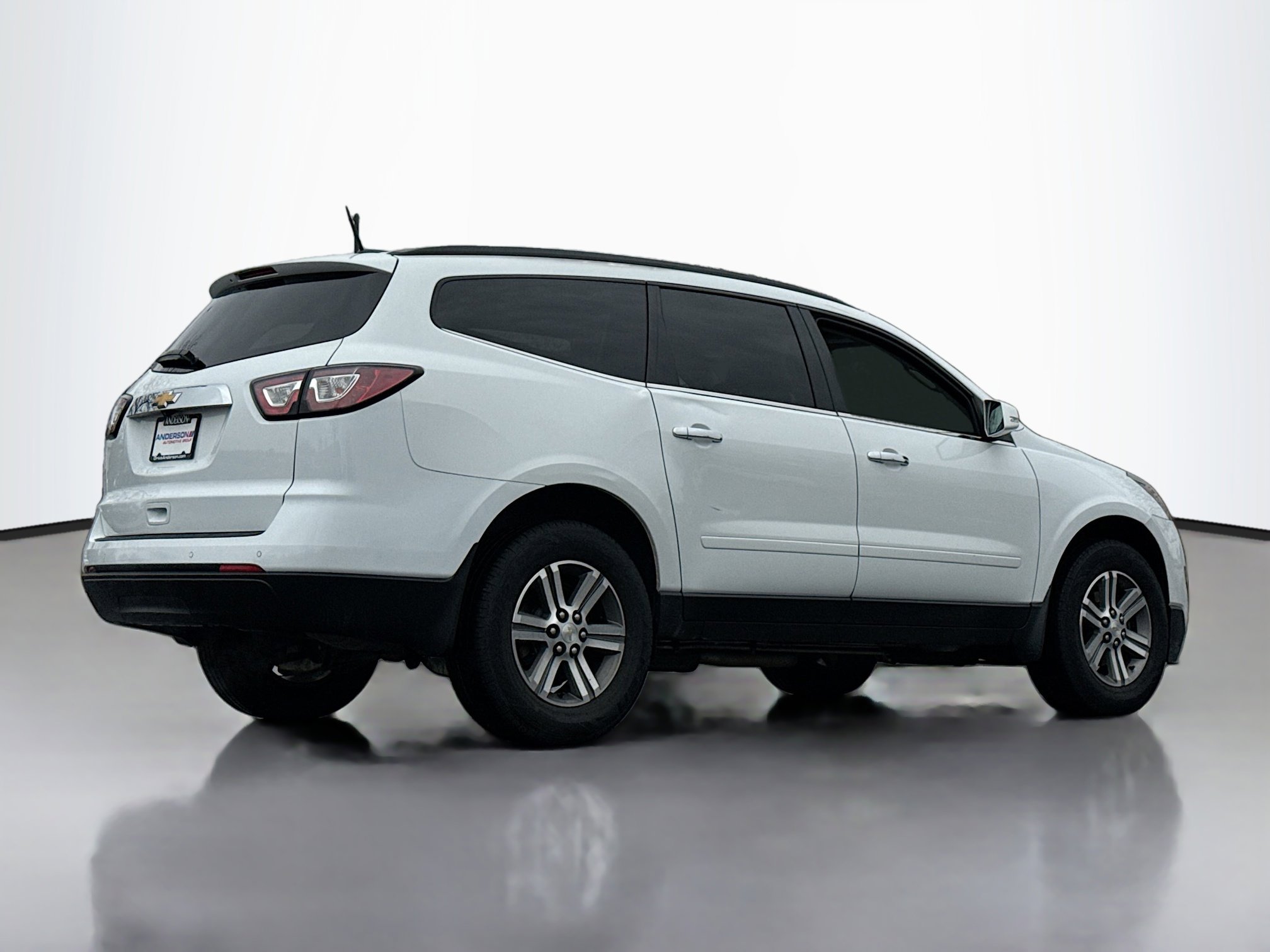 Used 2017 Chevrolet Traverse LT image 2