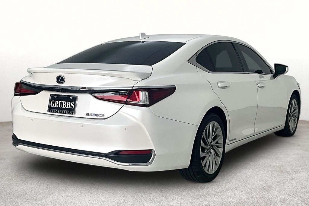 Used 2020 Lexus ES 300h Ultra Luxury w/ Accessory Package 2 FWD image 2